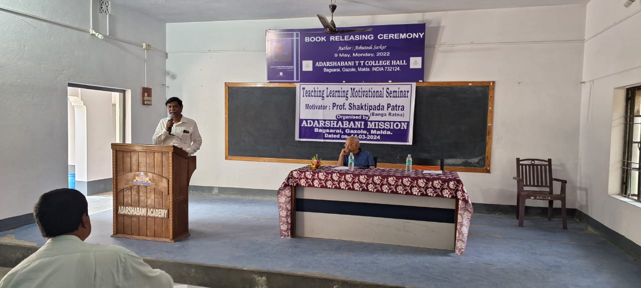 Speaker addressing a teaching-learning motivational seminar